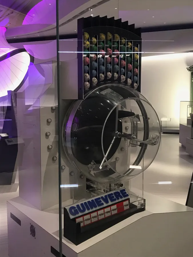 Machine de tirage du loto avec ses boules numérotées