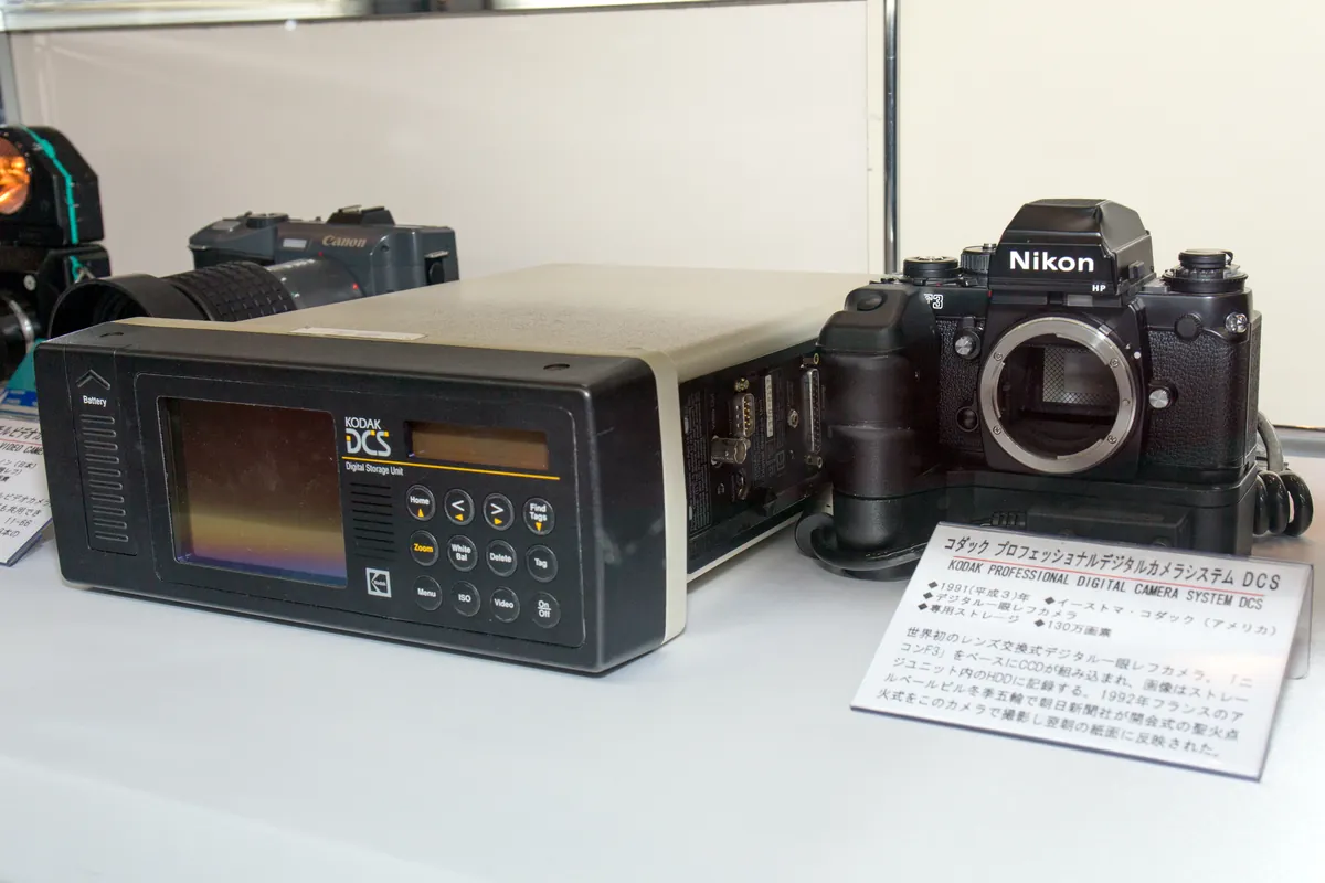 Pourquoi Kodak a fait faillite : la chaîne des erreurs 1 Système d'appareil photo numérique Kodak DCS exposé à côté d'un Nikon F3